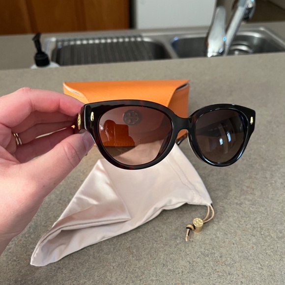 Tory Burch Women’s Sunglasses - Picture 5 of 7